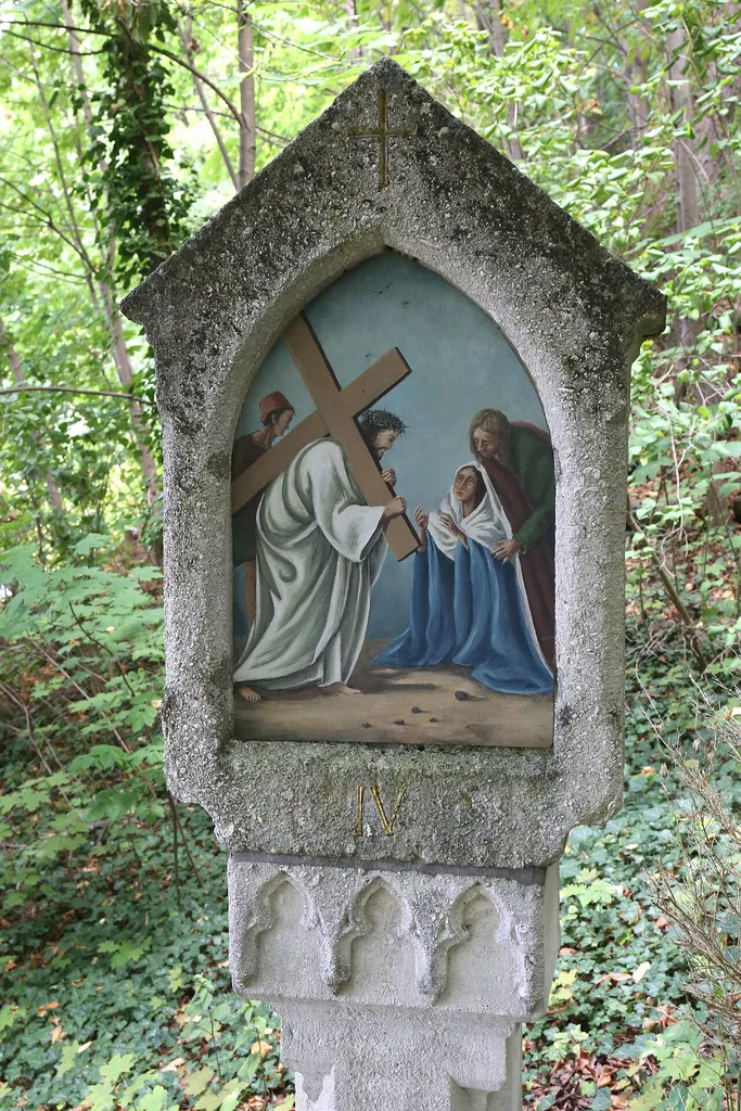 Karmeliterweg, Mainburg; Kreuzweg, 14 Stationen, ädikulaartige Bildstöcke mit spitzbogigen Bildfeldern, auf Pfeilern mit Blendmaßwerken, neugotisch, 1854