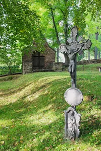 Kirche mit Ausstattung, Einfriedungsmauer des Kirchhofs, sieben Grabmale an der südlichen Kirchenwand und Denkmal für die Gefallenen des Ersten Weltkrieges - Sachgesamtheit Kirchberg 6