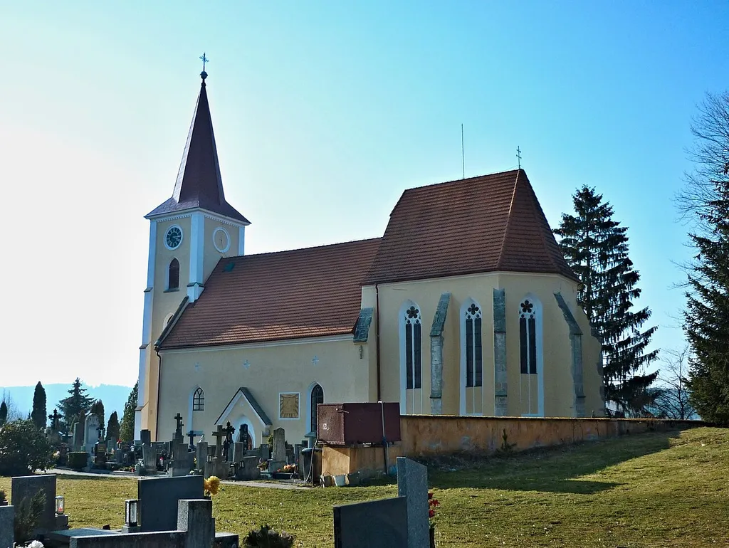 Kostelní Radouň - hřbitovní kostel Sv. Víta - nejcennější památka v obci je poprvé zmiňovaná roku 1354 už jako farní kostel, pravděpodobně je ale podstatně starší. Presbytář pochází z doby po roce 1360. Barokní úpravy proběhly v letech 1642 a 1672, dnešní podobu kostel získal roku 1876. Naposledy byla památka opravována v roce 1965. Do jeho zdi jsou vsazeny náhrobky z 15. - 17. století, mezi nimi zajímavý smírčí kámen s reliéfem kříže a letopočtem 1587.