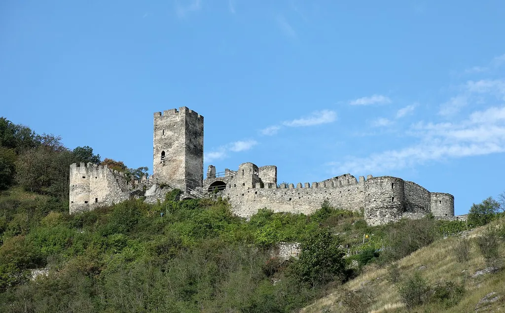 Ostansicht der Ruine Hinterhaus in der niederösterreichischen Marktgemeinde Spitz in der Wachau.Die in Teilen romanische Anlage (12. und/oder 13. Jahrhundert) wurde vor allem im 15. Jahrhundert ausgebaut. Ab dem 16. Jahrhundert wurde die langgestreckte Burganlage auf einem Ausläufer des Jauerling oberhalb von Spitz dem Verfall preisgegeben.