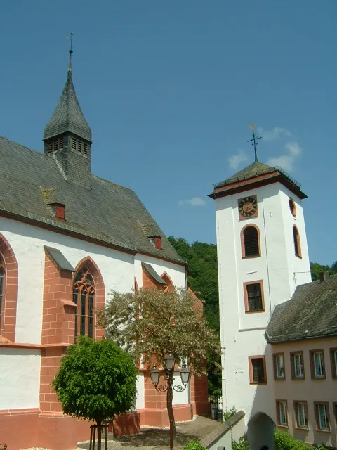 Neuerburg, Eifel - Pfarrkirche und Torturm