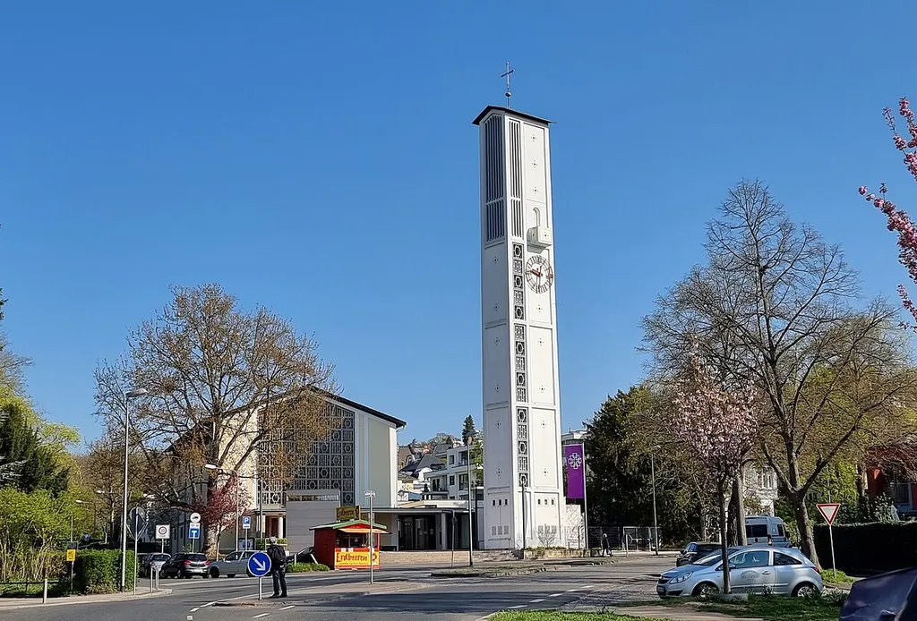 Evangelische Kreuzkirche, erbaut 1958 nach Plänen des Architekten Wilhelm Herr. Walkmühltalanlagen 1-3, Wiesbaden