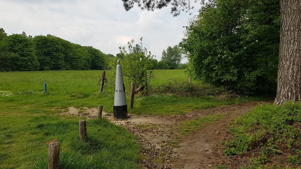 grenspaal 15 tussen België-Nederland, Epen-Sippenaeken, aan rand Bovenste Bosch (links van pad: BE, rechts van pad: NL)