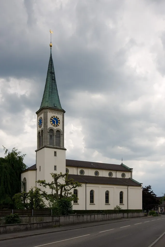 Die Kirche Oberentfelden von der Strasse gesehenArchitekt Ferdinand Stadler