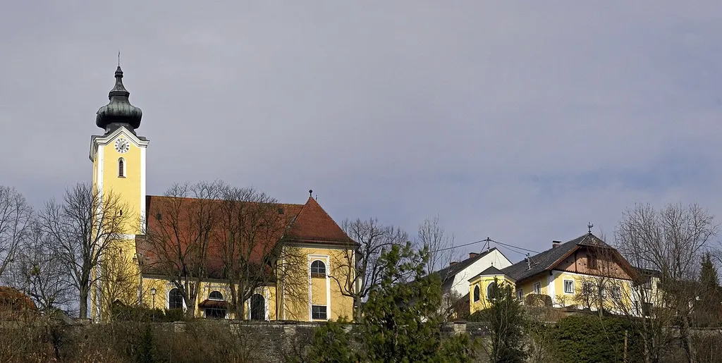 Kath. Pfarrkirche St. Magdalena und Pfarrhof mit Gartenpavillon