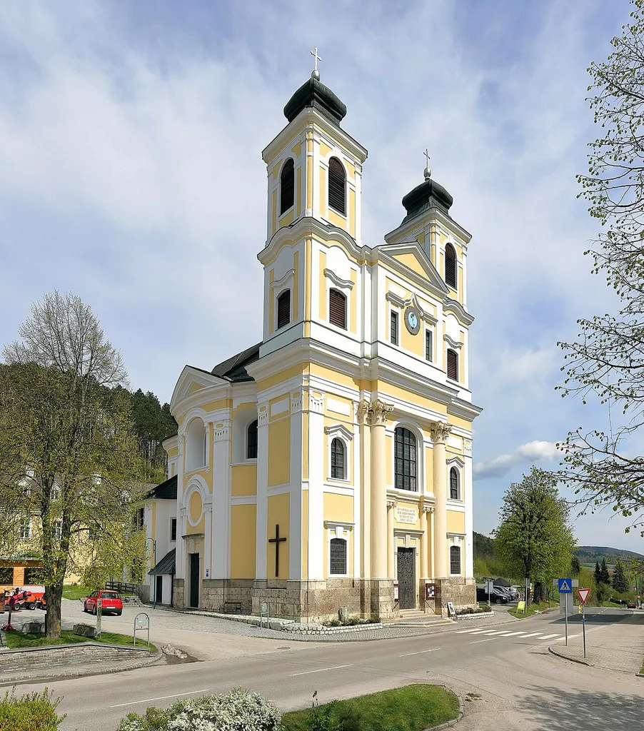 Die Pfarr- und Wallfahrtskirche Unsere liebe Frau am Hafnerberg in der niederösterreichischen Marktgemeinde Altenmarkt an der Triesting. Der barocke Zentralbau wurde an Stelle einer Kapelle nach Plänen von Daniel Dietrich von 1729 bis 1740 errichtet.