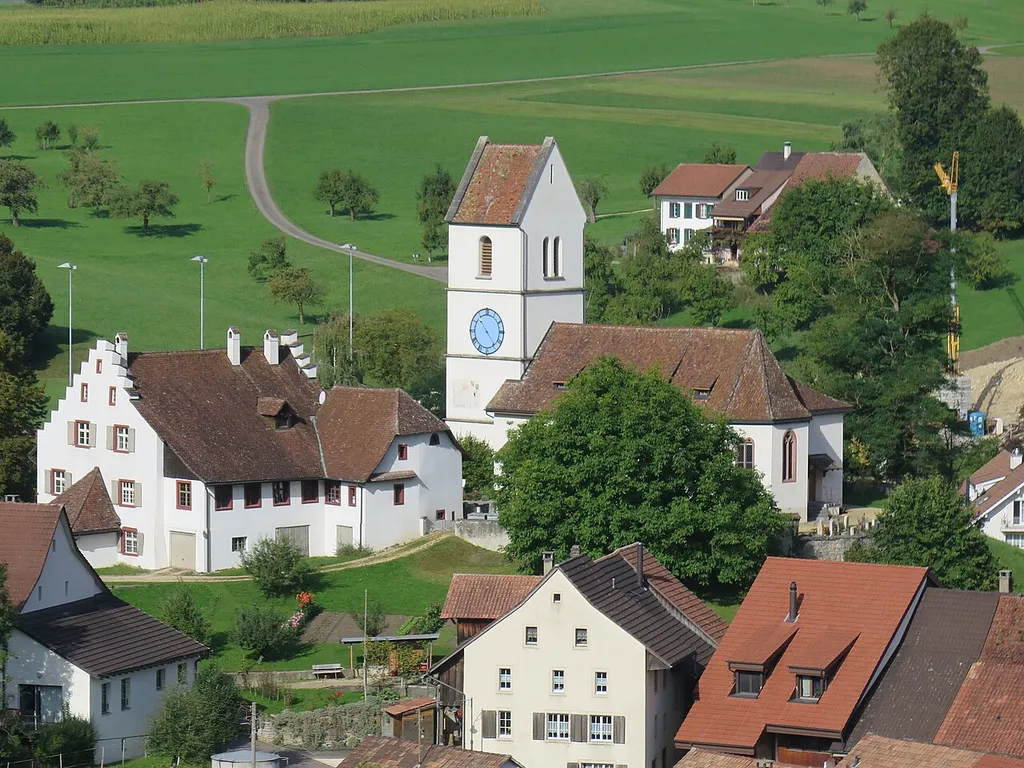 Reformierte Kirche St. Niklaus und Pfarrhaus in Oltingen