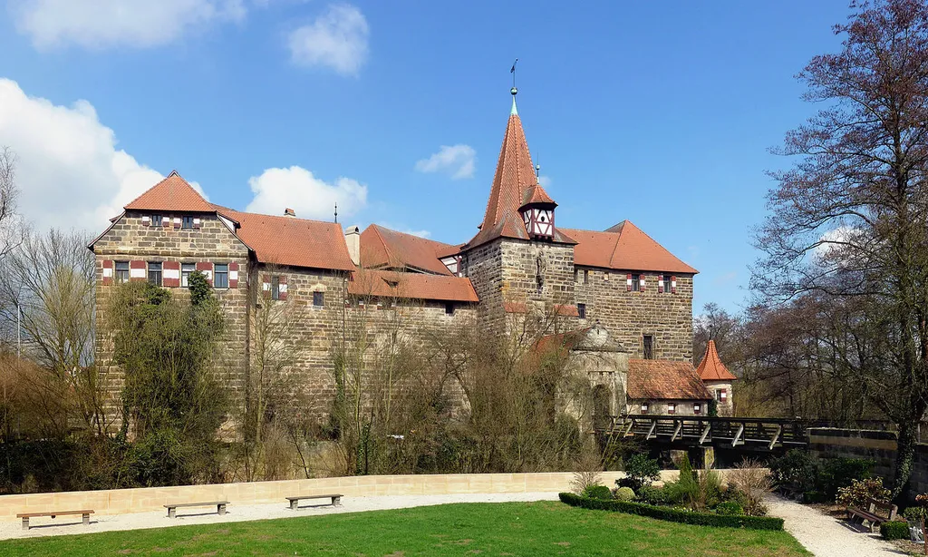 Wenzelschloss bei Lauf an der Pegnitz. Die ehemalige Kaiserresidenz liegt auf einer Insel in der Pegnitz in Franken. Die heutige Anlage wurde im 14. Jahrhundert erbaut und wird seit 1985 von der Akademie der Bildenden Künste Nürnberg als Außenstelle genutzt. Im Schloss ist der wohl europaweit bedeutendste Wappensaal aus dem Jahre 1360 mit etwa 120 Wappen erhalten.