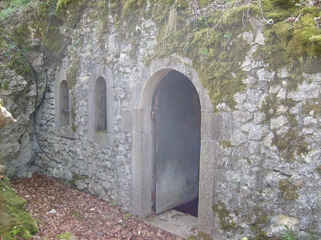 Vermauerter Eingang der Burghöhle Dietfurt. Mauer wurde durch den Neutempler-Orden erreichtet.