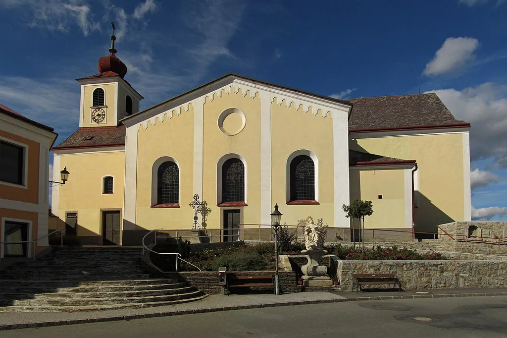 Ursprünglich einschiffiger Barockbau mit im Kern gotischem Rechteckchor und Fassadenturm von 1806/07. 1868–70 zu dreischiffiger Halle verbreitert.