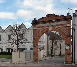 Eisernes Tor/ Fabrikstor der Arbeitersiedlung Nadelburg