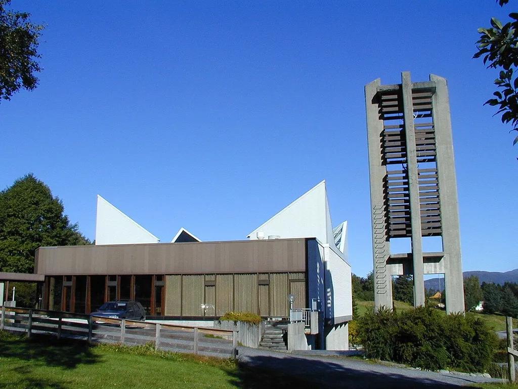 Ikornnes kirke sørfa. Foto: Max Ingar Mørk. Fra Riksantikvarens Kulturminnebilder.