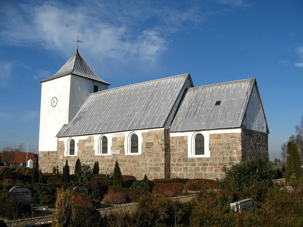Næsbjerg Kirke, Næsbjerg sogn, Varde kommune (former: Skads Herred, Ribe Amt). Kirken set fra sydøst.