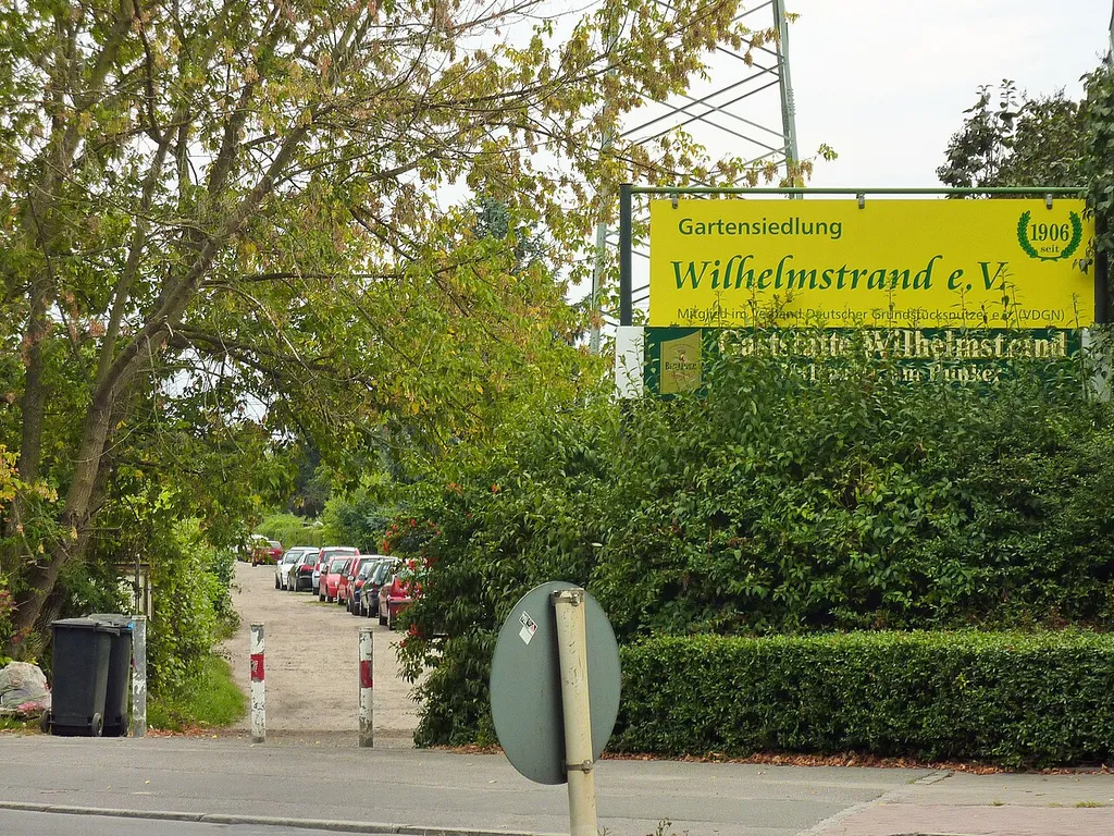 Gartensiedlung Wilhelmstrand in Berlin-Oberschöneweide. Eingang an der Rummelsburger Landstraße mit Sicht in den Schwarzen Weg.