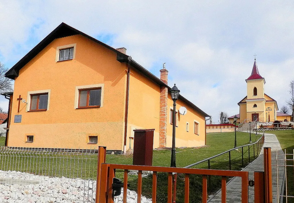 Farský úrad a kostol Premenenia Pána, obec Sedlice, okres Prešov.