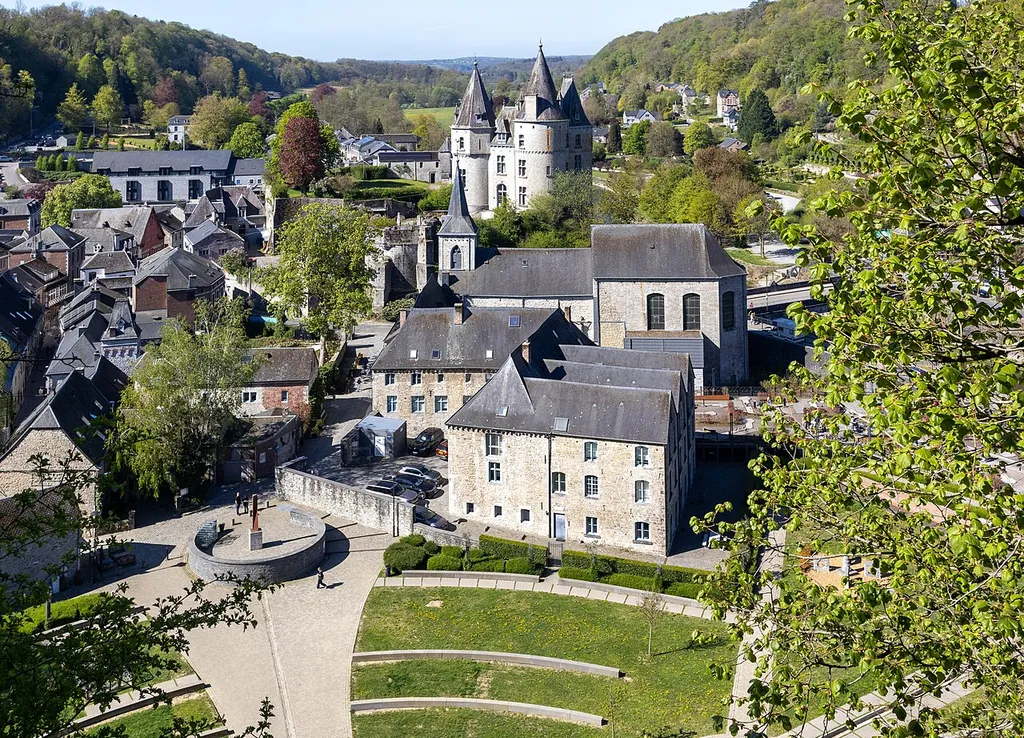 Durbuy - Le château vu du sommet de l'Anticlinal