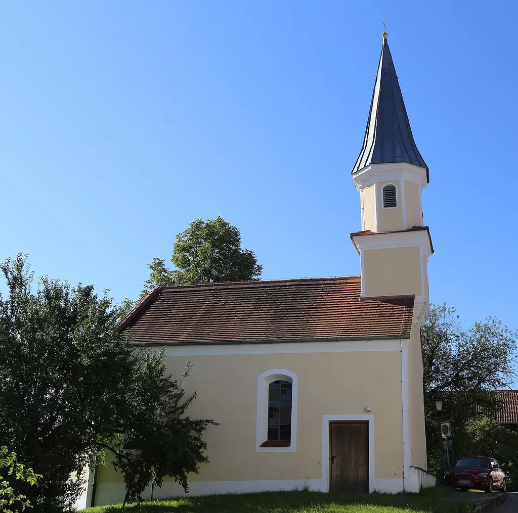 Sindlhausen 21, Tuntenhausen; Filialkirche St. Margaretha, kleiner Saalbau mit Dachreiter, im Kern romanisch, umgebaut 17./18. Jh.; mit Ausstattung. This is a picture of the Bavarian Baudenkmal (cultural heritage monument) with the ID D-1-87-179-61 (Wikidata)