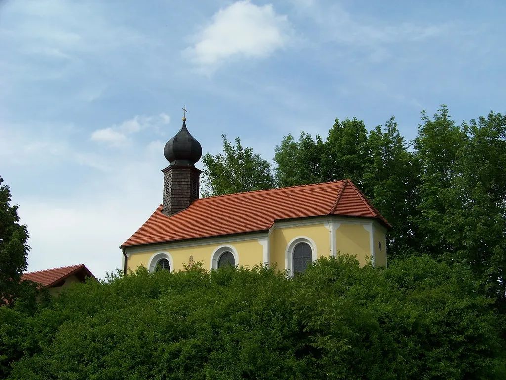 Pilsting, Mögling 10. Katholische Filialkirche St. Markus, im Kern spätgotische einfache Anlage, barocker Umbau durch Benedikt Schöttl, um 1740; mit Ausstattung.