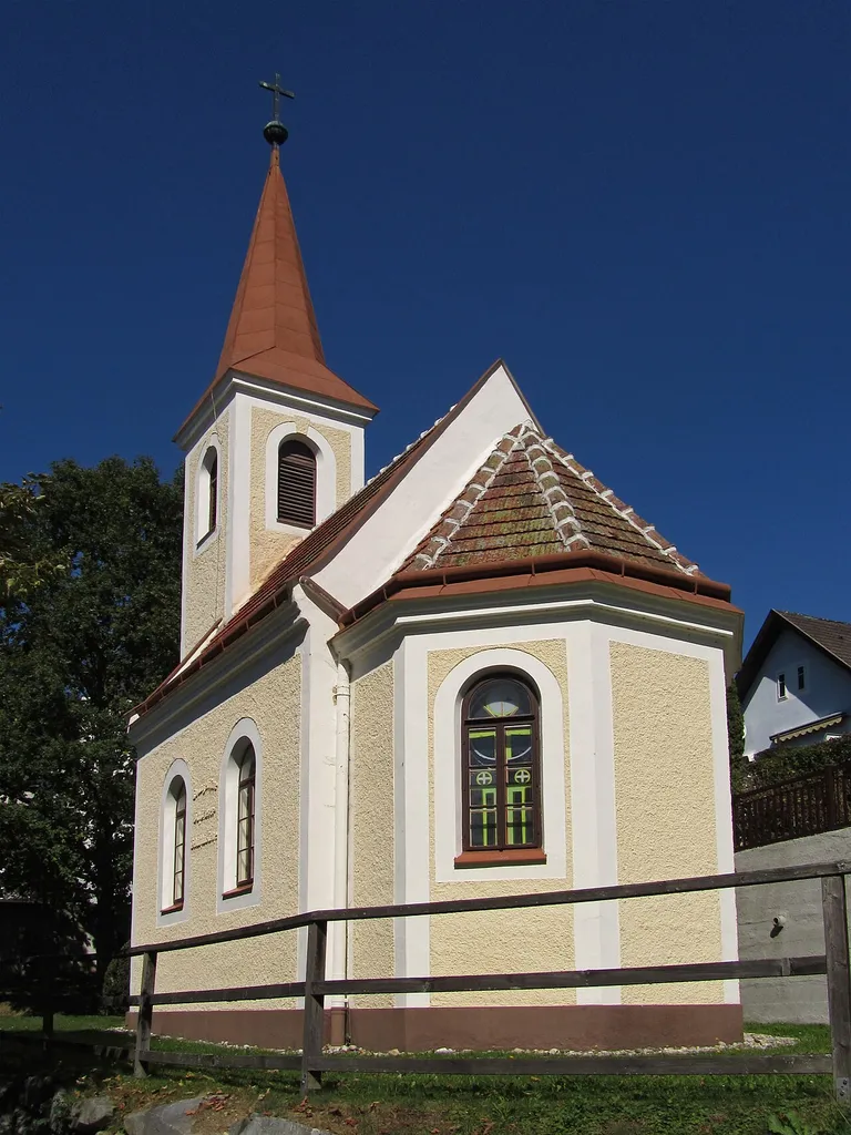 1904 geweihte (Auferstehung), historistische Kirche mit eingezogener fünfseitiger Aspis und vorgezogenem Westturm mit Rundbogenfenstern und Spitzhelm. Gestiftet von Georg Ritter von Schönerer.