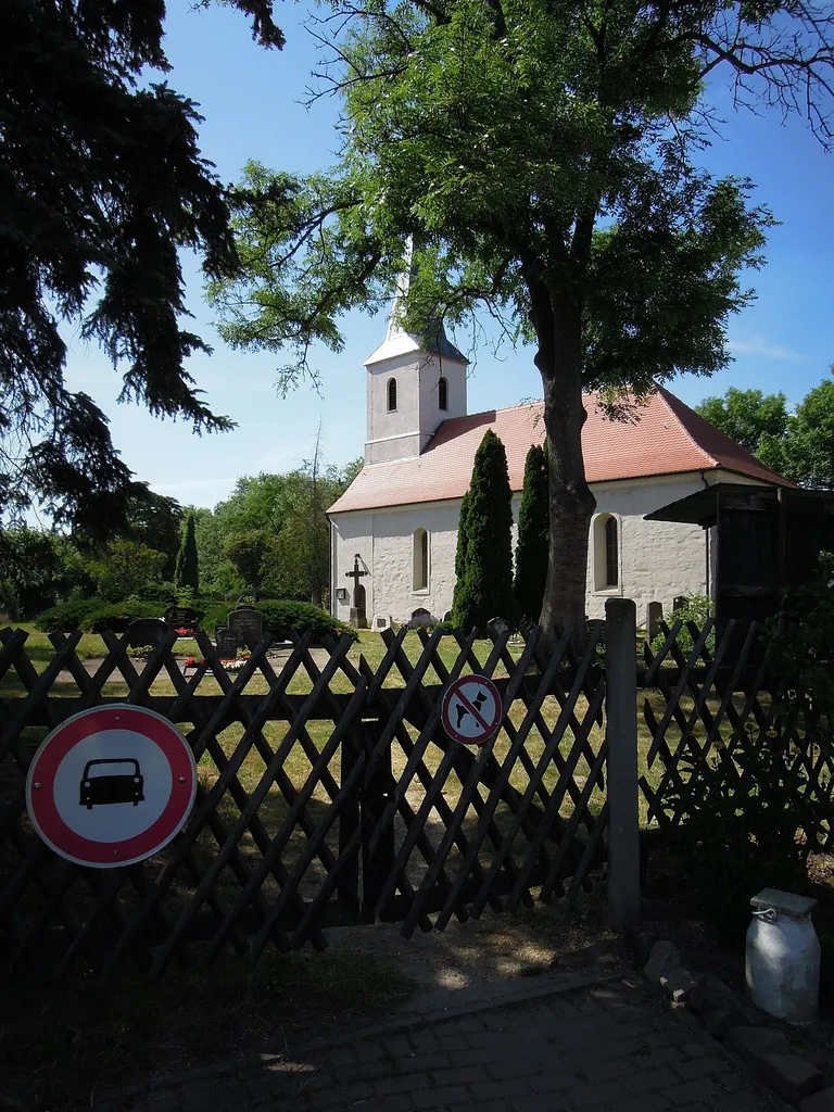 Kirche in Gerbisbach (ehem. Zwiesigko) -Südostansicht mit Einfriedung hochkant- Juni 2022