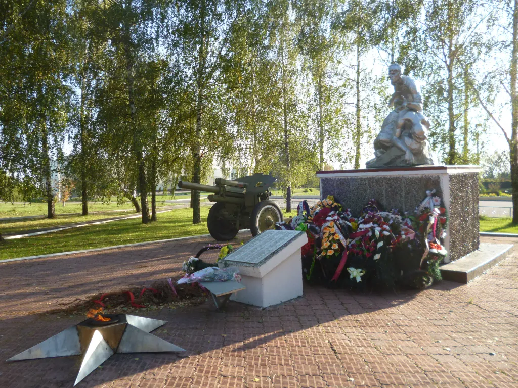 Братская могила советских воинов, погибших в боях с фашистскими захватчиками: площадь Освобождения, Кромы, Кромской район, Орловская область