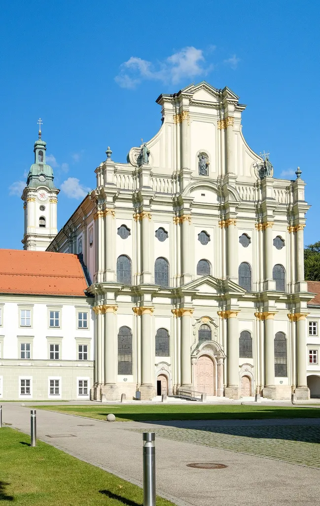 Klosterkirche St. Mariä Himmelfahrt im Sommer 2022, Eingangsportal.