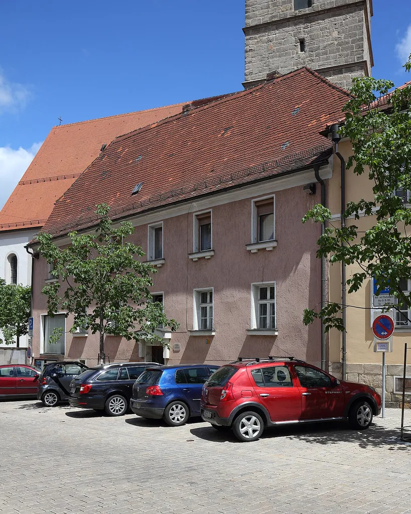 Auerbach in der Oberpfalz - Pfarrstraße 5 - Ehem. Schulhaus. Ehem. Schulhaus, Gebäude der Kirchenstiftung, langgestreckter Putzbau mit abgewalmtem Dach, wohl 18. Jahrhundert; siehe auch Ensemble Marktplatz und Kirchenbereich Auerbach.