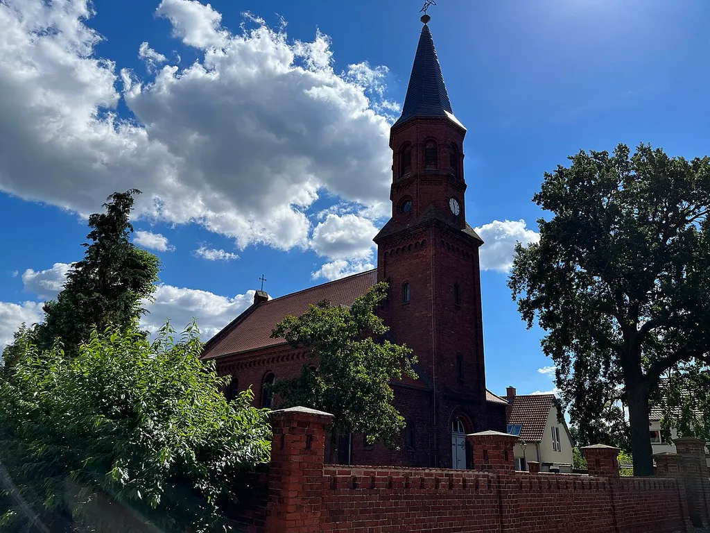 Die Dorfkirche Damelang der Gemeinde Planebruch im Landkreis Potsdam-Mittelmark ist eine Saalkirche aus dem Jahr 1882.
