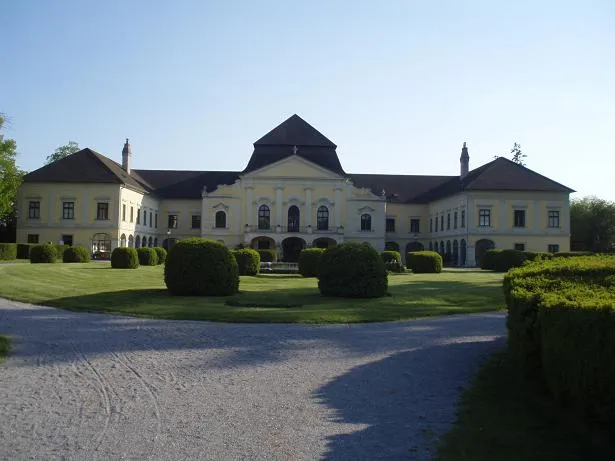 Zámok v Kittsee This media shows the protected monument with ObjektID 6002 in Austria. (Commons, de, Wikidata)