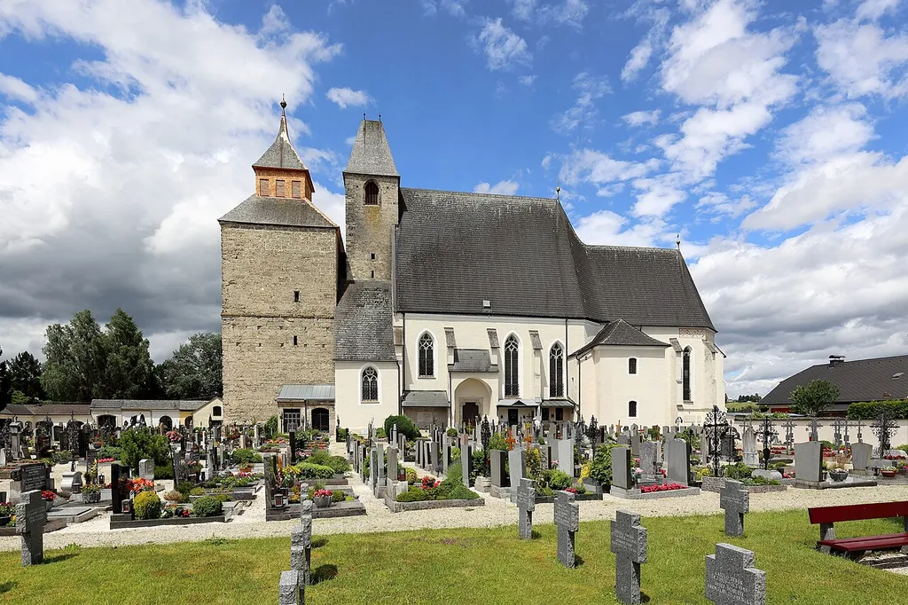 Südansicht der Schöndorfer Kirche in der oberösterreichischen Stadt Vöcklabruck.Die Kirche wurde auf einem Höhenplateau im ältesten Teil der Stadt errichtet und war bis 1785 auch Pfarrkirche der Stadt. Charakteristisch für dieses 824 erstmals urkundlich erwähnte Bauwerk sind die beiden ungleichen Türme.Der zweijochige gotische Chor, um 1400 errichtet, ist einschiffig und hat einen 5/8-Schluss. Das zweischiffige und vierjochige Langhaus wurde unter Einbeziehung älterer Bauteile von 1450 bis 1476 gebaut. Zu Beginn des 16. Jahrhunderts wurde der mächtige Westturm, der nie seine vorgesehene Höhe erreichte, angebaut. Der schmächtigere Turm sollte geschleift und die dadurch entstandene Lücke mittels Verlängerung des Langhauses zum mächtigen Westturm geschlossen warden.