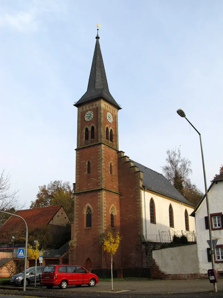 Die protestantische Apostelkirche in Einöd, einem Stadtteil von Homburg, Saarland