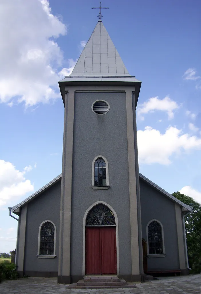 Šaukėnų Švč. Trejybės bažnyčios nuotrauką daryta 2009 m. birželio mėnesį.