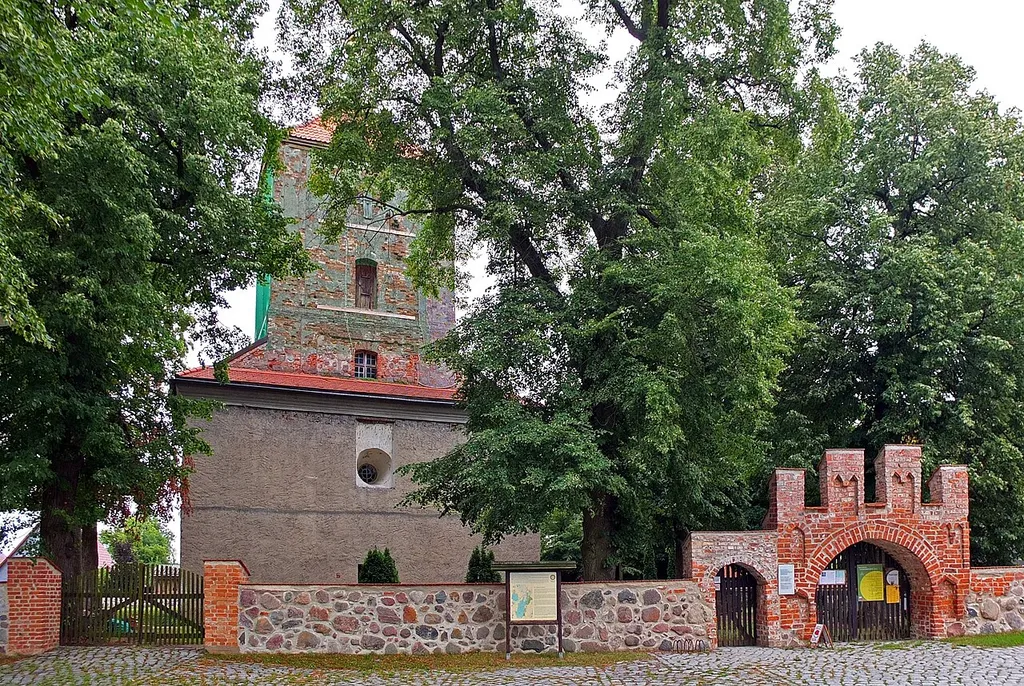 Denkmalgeschützte Kirche und Kirchhofseinfriedung in Potzlow (Gemeinde Oberuckersse, Landkreis Uckermark, Land Brandenburg, Deutschland)