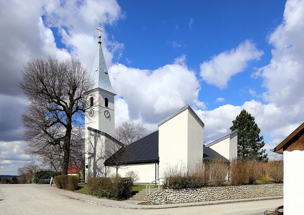 Südostansicht der katholischen Pfarrkirche hl. Vitus in Würnitz, ein Ortsteil der niederösterreichischen Marktgemeinde Harmannsdorf. Die Kirche wurde 1971 nach Plänen des Architekten Erwin Plevan unter Einbezug des Kirchturmes vom Vorgängerbau errichtet.