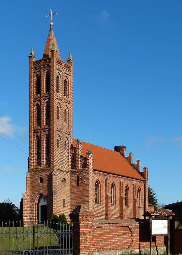 An höchst gelegener Stelle des Dorfes steht die Kirche. Sie entstand 1844/45, nachdem 1840 ein Brand das ganze Dorf eingeäschert hatte.