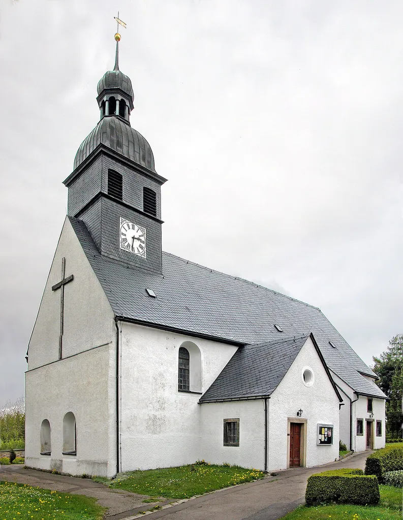 06.05.2015 09623 Burkersdorf (Frauenstein), Kirchberg: Dorfkirche (GMP: 50.823134,13.490767). Im 12. Jahrhundert als Waldhufendorf gegründet, wurde Burkersdorf 1335 als Burkarttisdorf erstmals urkundlich erwähnt. Die bereits 1346 im Bistum Meißen erwähnte selbständige Kirchgemeinde hatte zu dieser Zeit bereits ein romanisches Kirchgebäude. Erhalten ist noch ein Rundbogenportal im südlichen Vorbau. Auf den Resten der alten Kirche wurde um 1500 das heutige Gebäude errichtet. Aus dieser Zeit stammen das Kreuzgratgewölbe der Sakristei und das spitzbogige Tor der westlichen Vorhalle. 1774 und 1823 erfolgten Reparaturen am Turm, 1906 erhielt die Kirche eine neue Turmuhr sowie 1915 elektrische Beleuchtung. [DSCN5235&amp;5236.JPG]20150506400MDR.JPG(c)Blobelt