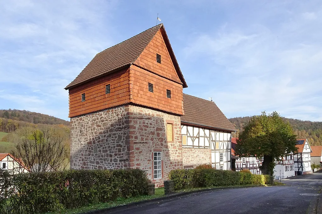 Die kleine Dorfkirche in massivem Sandsteingefüge und Fachwerk zeigt schon auf den ersten Blick ihre wechselvolle Baugeschichte an. Aus dem gebäudeprägenden ehemaligen Wehrturm ist im Laufe der Zeit durch Anbau, Umbau und Aufstockung das jetzige Gotteshaus entstanden, das einst St. Nikolaus geweiht worden war. Das Kircheninnere überrascht durch einen ungewöhnlichen Ausstattungsreichtum. Die Mitteröder Kirche zählt zu den sogenannten protestantischen Bauernbarockkirchen im nordöstlichen Hessen, deren Innenräume eine üppige Ausmalung mit Wolkenhimmeln, Engeln, Landschaften und Rankenwerken schmücken. Wegen ihrer künstlerischen, geschichtlichen und baulichen Bedeutung ist sie ein geschütztes Kulturdenkmal.