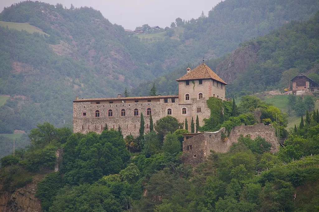 This media shows the cultural heritage monument with the number 16824 in South Tyrol. (Wikidata) Burg Wangen-Bellermont