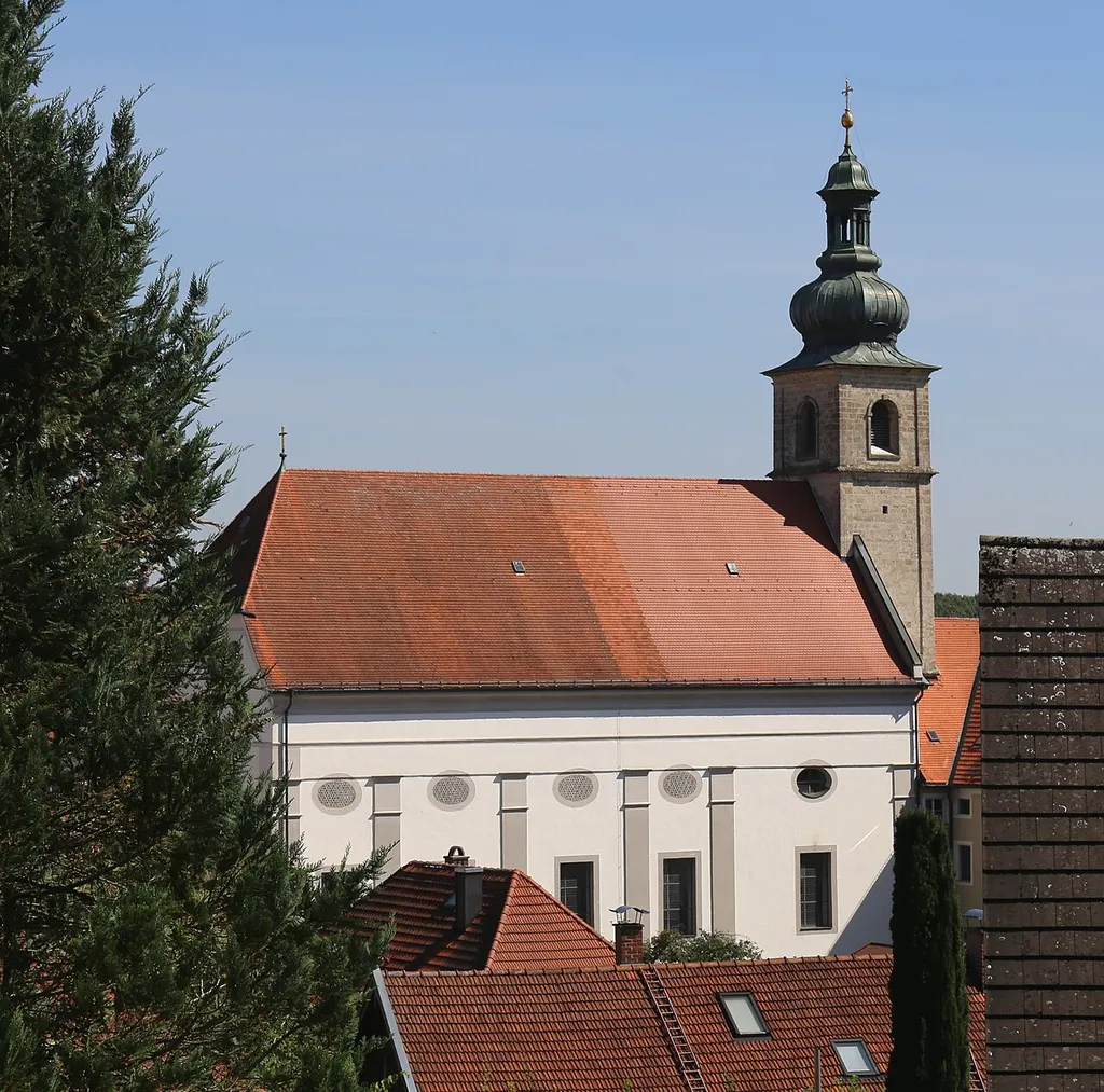 Augustinerstraße 7, Tittmoning; Allerheiligenkirche, ehemalige Klosterkirche der Augustiner-Eremiten, hochbarocker Saalbau mit Halbwalmdach, unverputzter Tuffsteinturm mit Zwiebelhaube und Laterne, 1681–83; mit Ausstattung