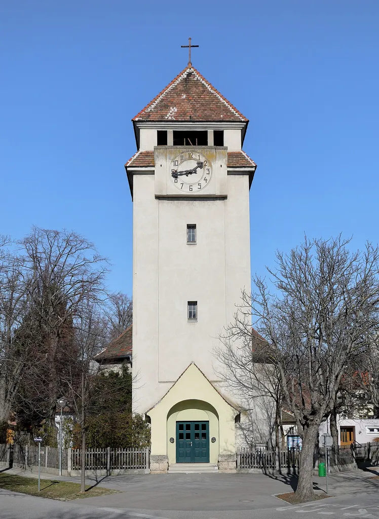 Südsüdwestansicht der evangelischen Kirche in der niederösterreichischen Stadtgemeinde Traiskirchen. Die Kirche mit vorgestelltem Fassadenturm wurde 1913 nach Plänen der Architekten Siegfried Theiss und Hans Jaksch errichtet.