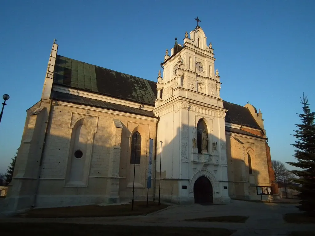 Kraśnik, ul. Kościuszki 4 / Klasztorna - zespół klasztorny kanoników regularnych (XV-XVI): - kościół, ob. par. p.w. Wniebowzięcia NMP - klasztor - kaplica p.w. św. Jacka (k. XVIII) - dzwonnica (XVII) - cmentarz - zabudowania gospodarcze (XVIII-XX) zabytek nr rejestr. A/482 z 22.04.1970