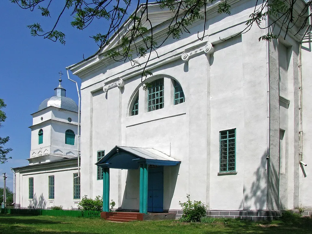 Андрiївська церква (мур.) с. Стольне, побудована в 1782 р. за проектом архітектора Джакомо Кваренгі князем І.А.Безбородьком. Андріївська церква стала усипальницею родини Безбородьків, а згодом і Мусіних-Пушкіних.