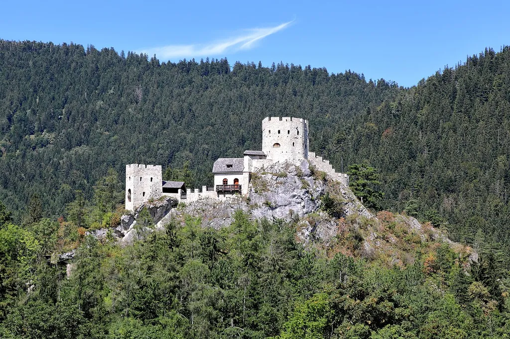 Südostansicht der Burgruine in Losenheim, ein Ortsteil der niederösterreichischen Marktgemeinde Puchberg am Schneeberg.Die Burg wurde im 13. Jahrhundert auf einer kegelförmigen Felskuppe im Westen des Puchberger Talkessels errichtet. Ab der 2. Hälfte des 16. Jahrhunderts wurde die Burg dem Verfall preisgegeben und ab 1996 fand ein „freizügiger“ Wiederauf der nur mehr spärlich vorhandenen Ruine statt.
