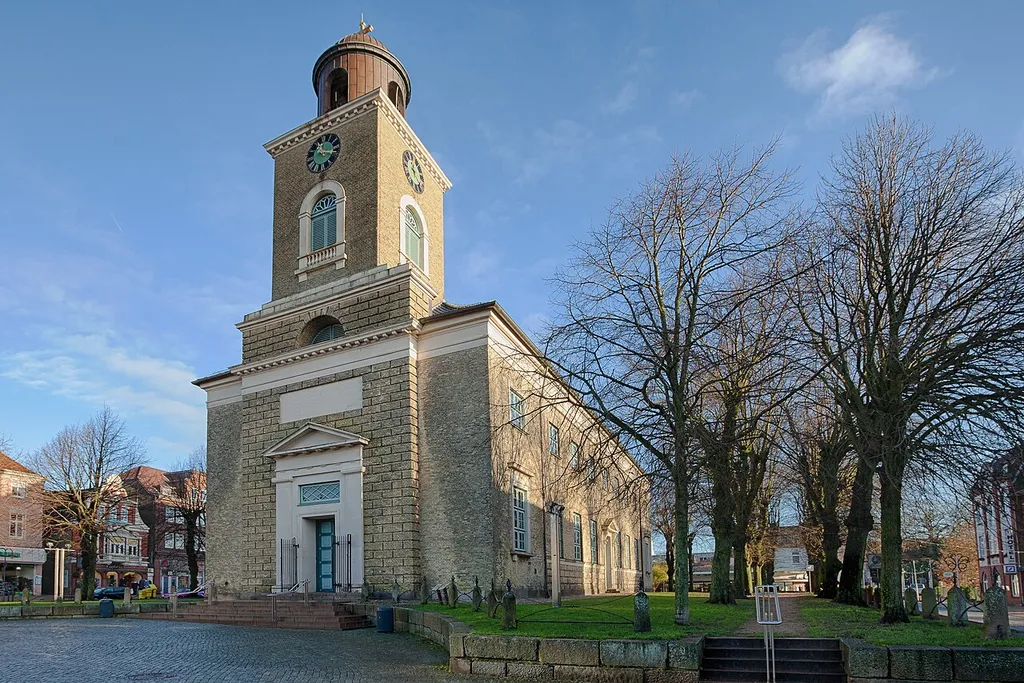 Marienkirche, Husum, Ansicht vom Marktplatz aus mit Westfassade und Turm
