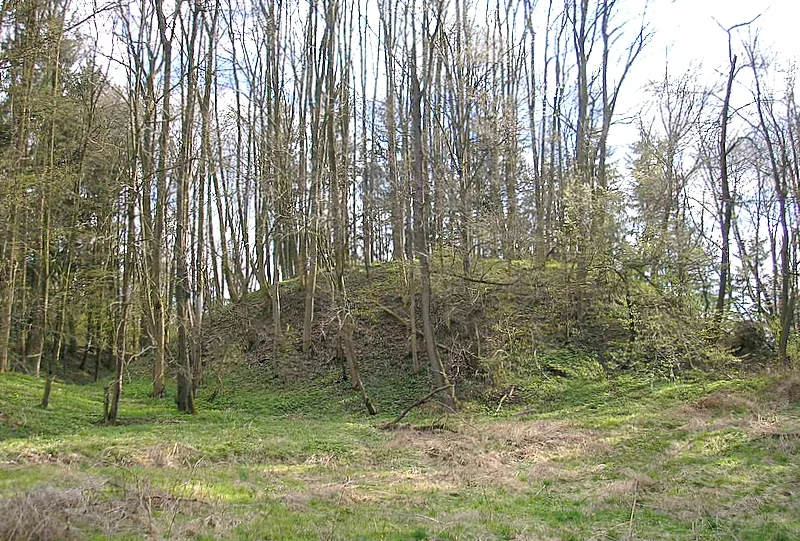 Hochmittelalterlicher Burgstall (Turmhügelburg) Bachern (Stadt Friedberg, Landkreis Aichach-Friedberg, Bayerisch-Schwaben). Der Turmhügel von Norden. Eigene Aufnahme, April 2008 / High Middle Ages motte-and-bailey castle Bachern near Friedberg (Bavaria, Germany). The motte from the north. Own photo, April 2008