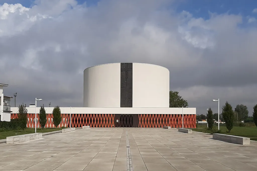 La chiesa parrocchiale della Madonna delle Grazie in località Madonnina, frazione del comune di Dresano.