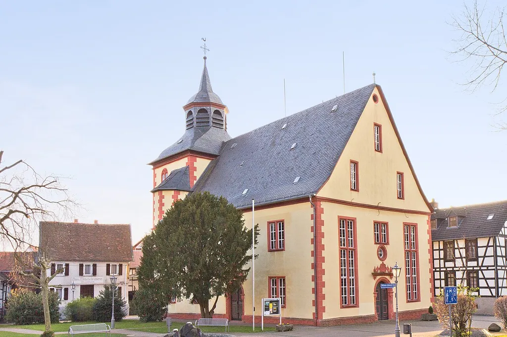 Evangelische Stadtkirche in Nidda (Wetteraukreis). Die evangelische Stadtkirche „Zum Heiligen Geist“ wurde 1615-1618 auf einem von Landgraf Ludwig geschenkten Grundstück erbaut durch den „fürstlichen Baumeister und Mainzer Werkmeister“, vermutlich Jakob Wustmann. Sie ist die älteste Saalkirche in Oberhessen.)
