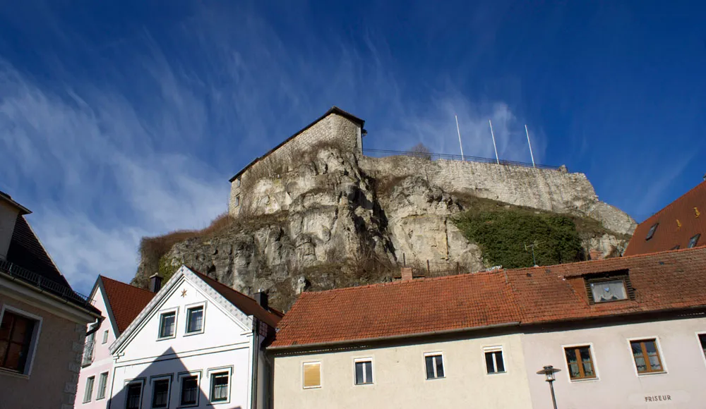 Blick vom Marktplatz zur Ruine Laaber