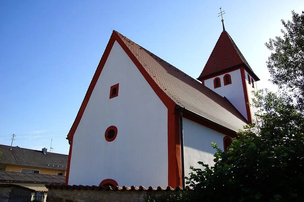 Die katholische Filialkirche St. Margaretha im Juraort Wattenberg bei Berching:
