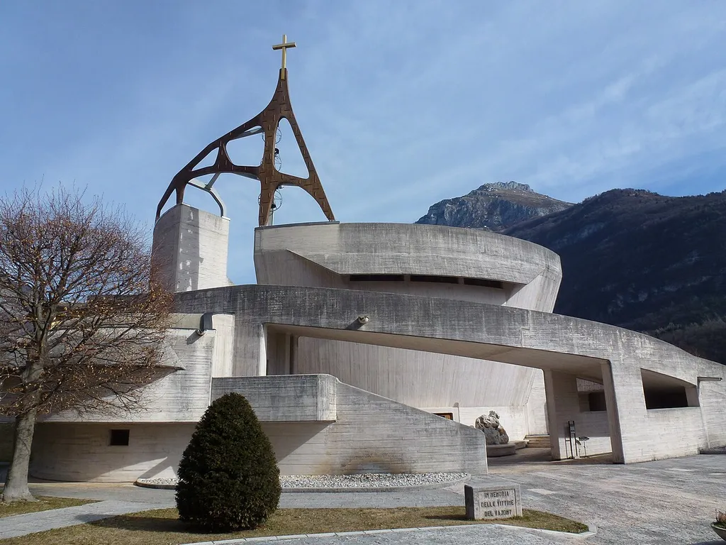 Die moderne Kirche Santa Maria Immacolata. Im Untergeschoss befinden sich noch Relikte der alten Kirche.